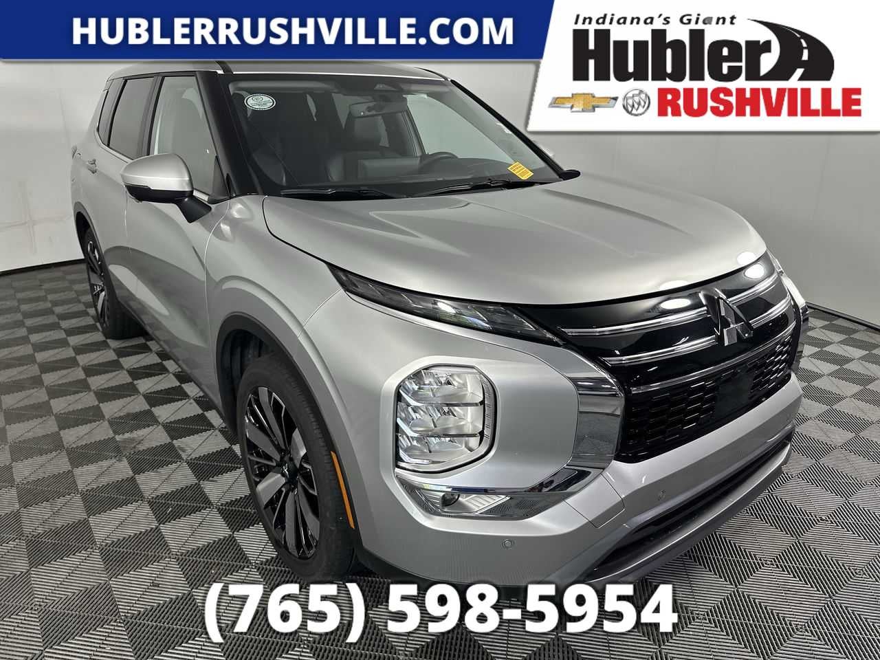 2025 Mitsubishi Outlander SE in Alloy Silver Metallic — front three-quarter view